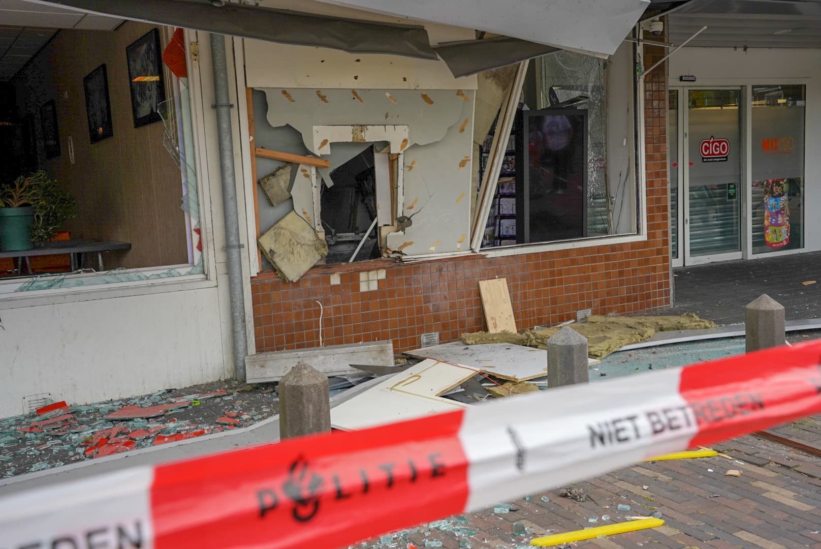 Schoten gelost en enorme ravage na plofkraak aan de Reigerlaan in Vlaardingen