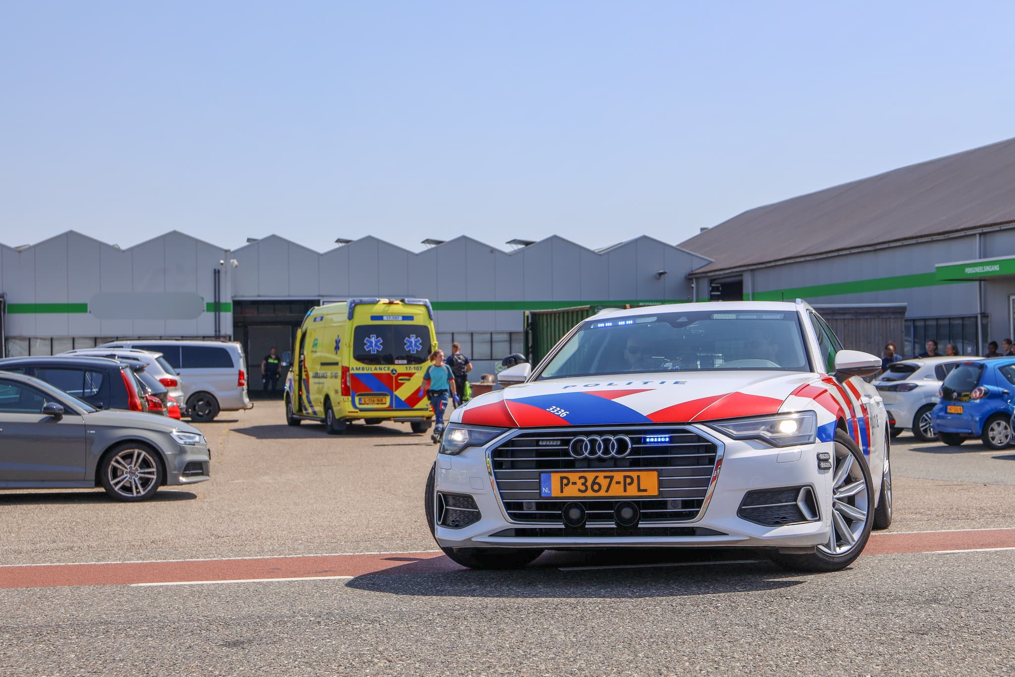 Meerdere hulpdiensten met spoed naar ongeval bij bedrijf aan Burgerweg in Maasland