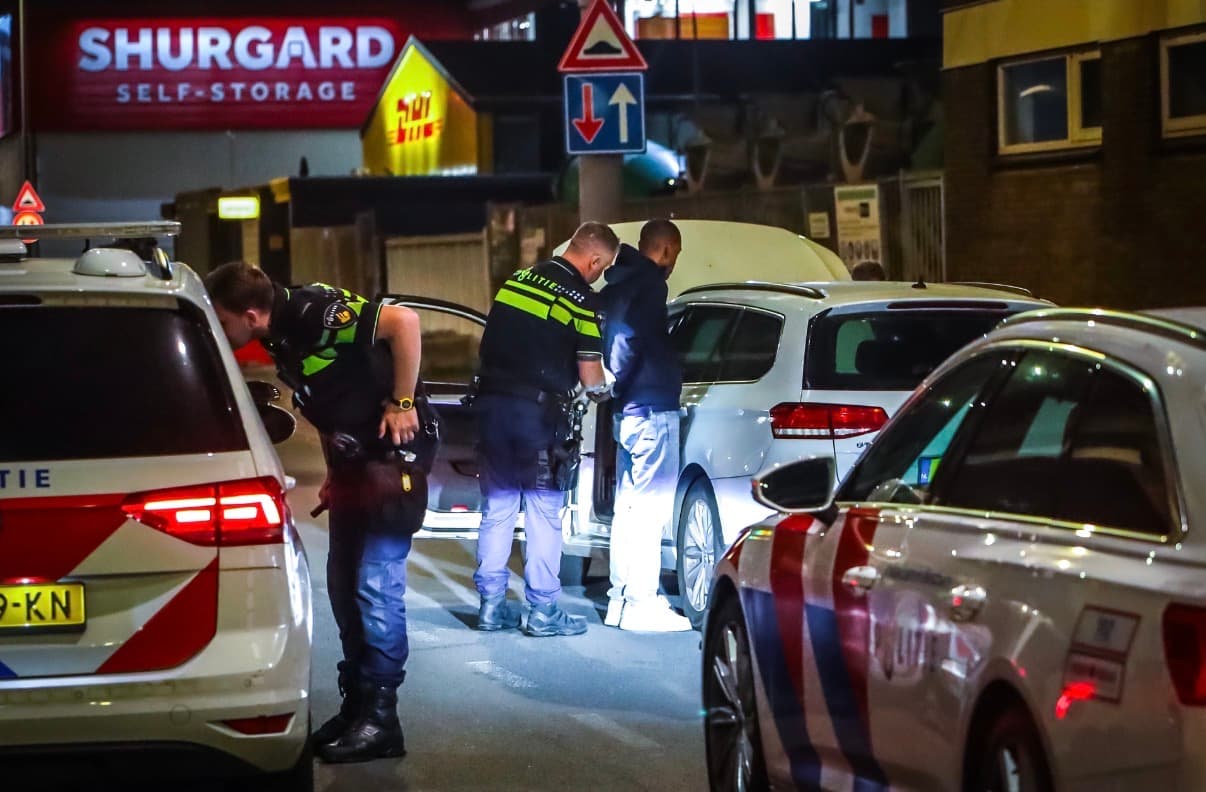 Bestuurder onder invloed aangehouden in auto met valse kentekenplaten op de Giessenweg in Rotterdam
