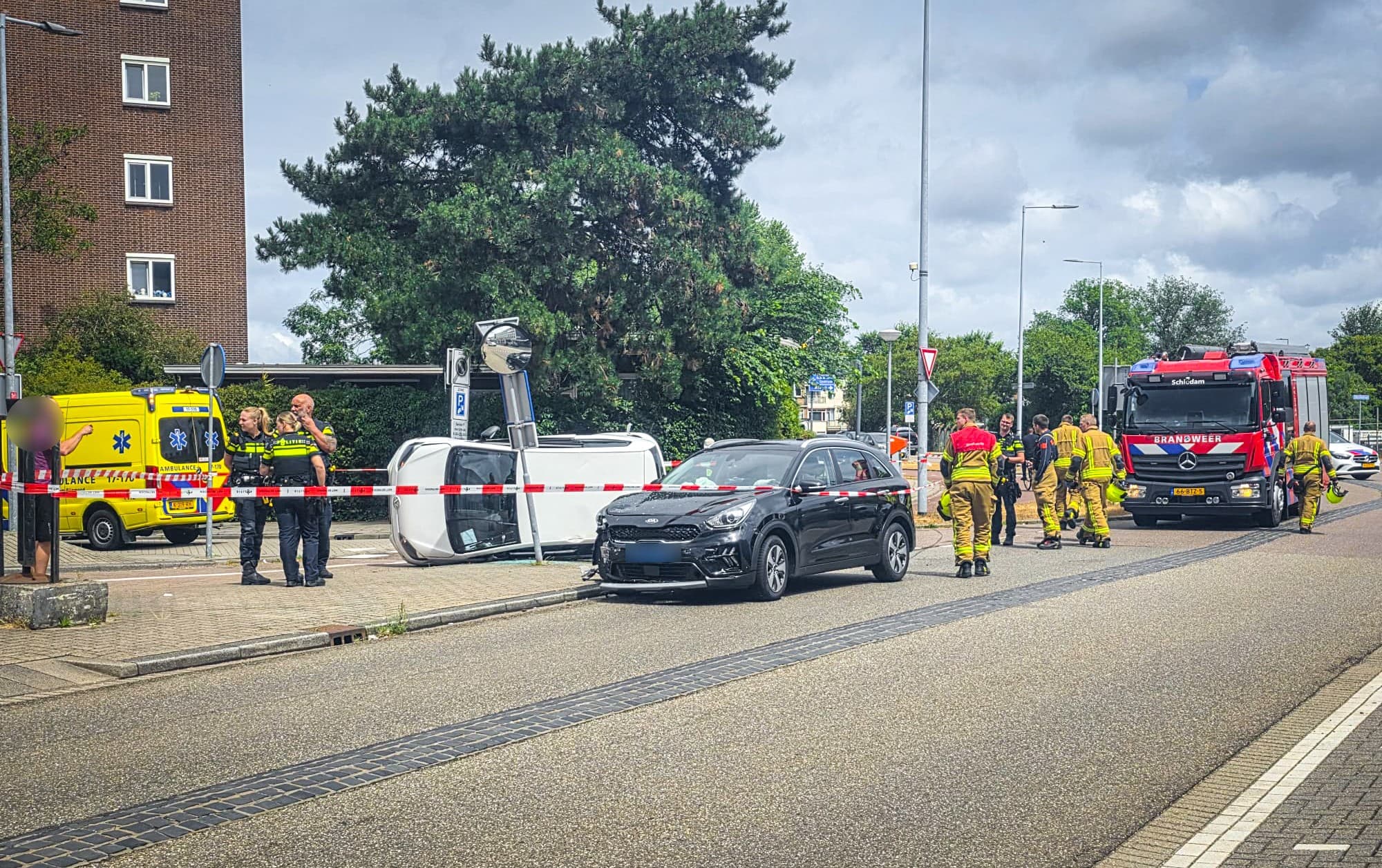 Auto belandt op z’n kop na aanrijding op Van Deventerstraat in Schiedam