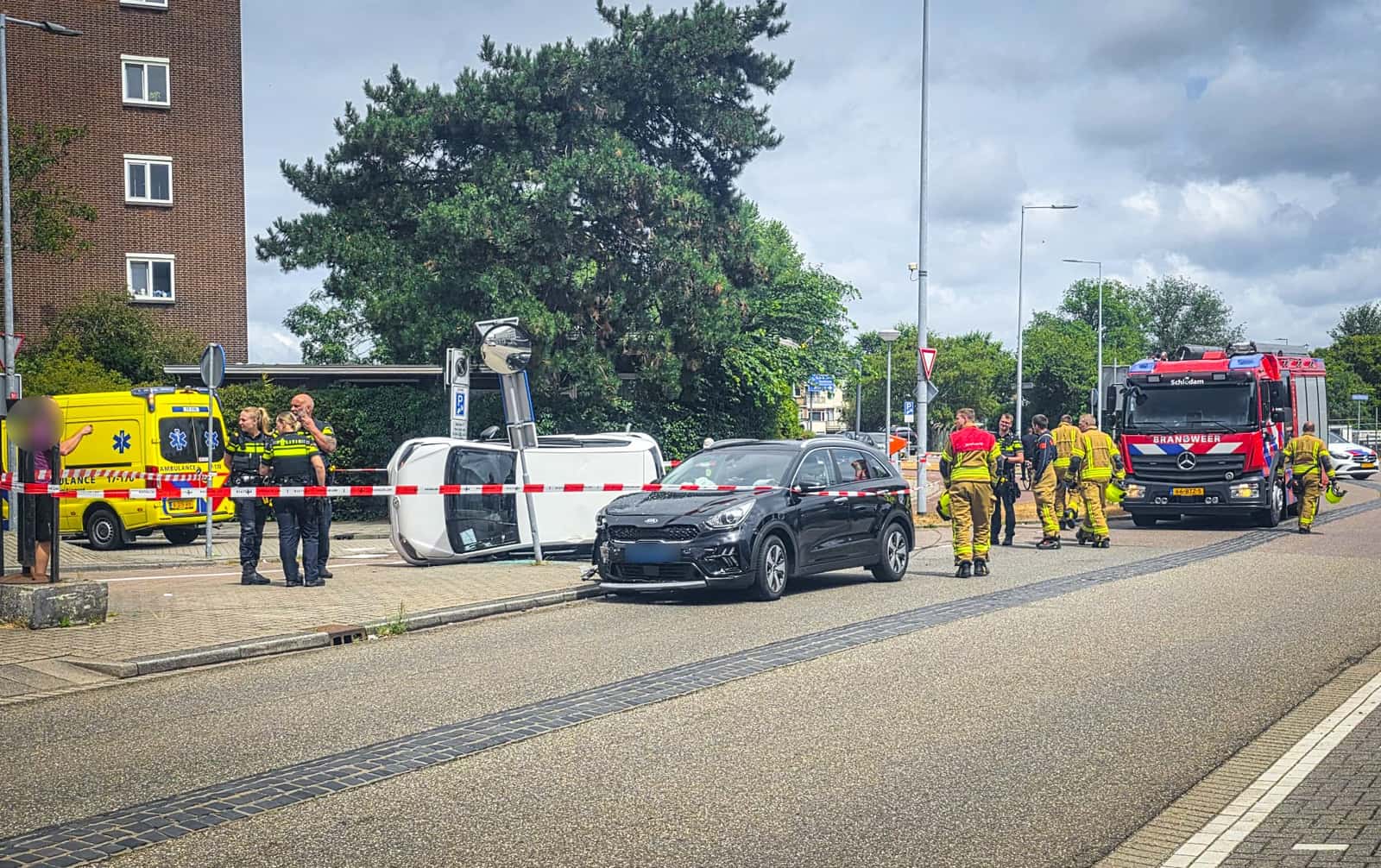 Auto belandt op z’n kop na aanrijding op Van Deventerstraat in Schiedam