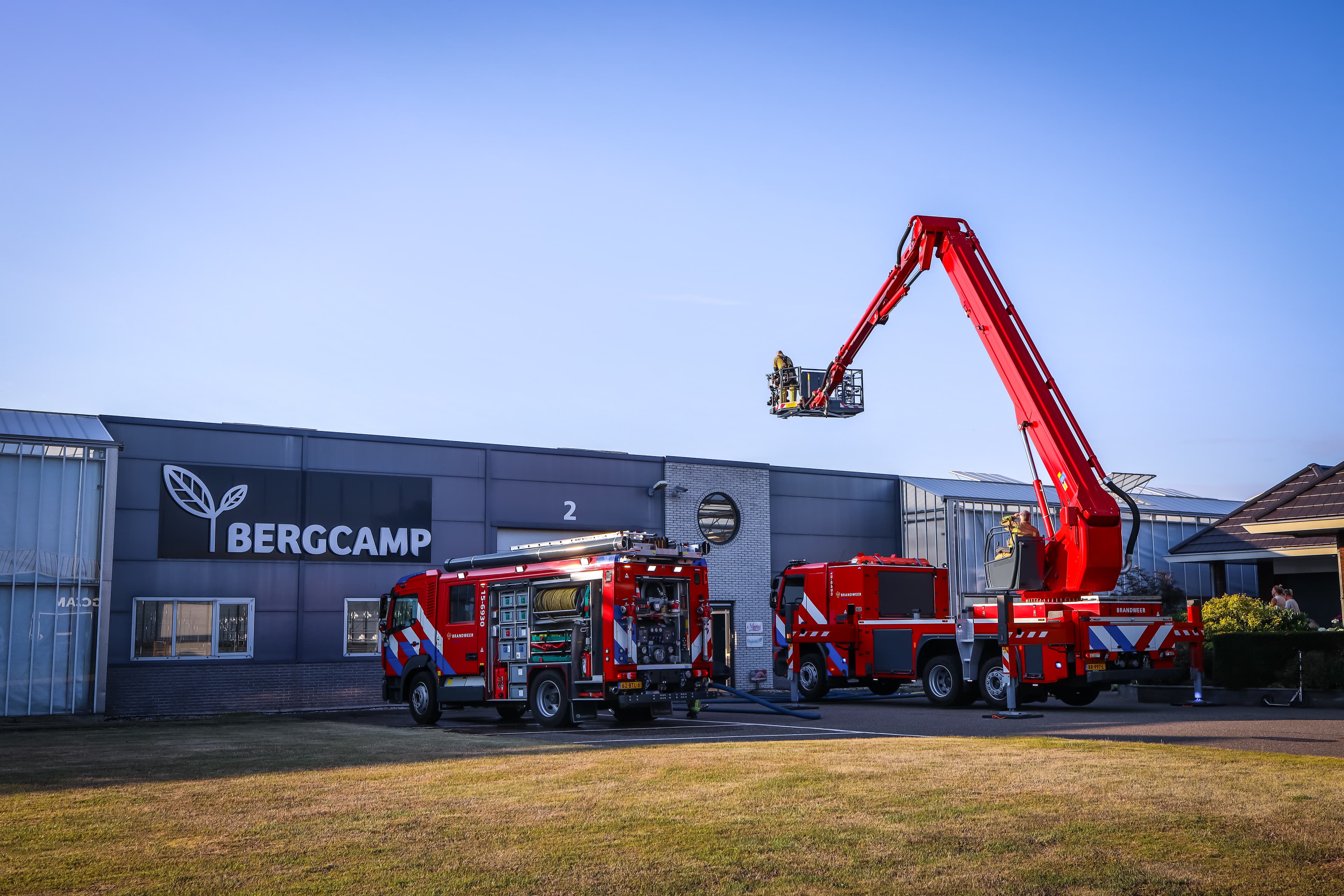 Brand in agrarisch pand aan de Oudecampsweg in De Lier