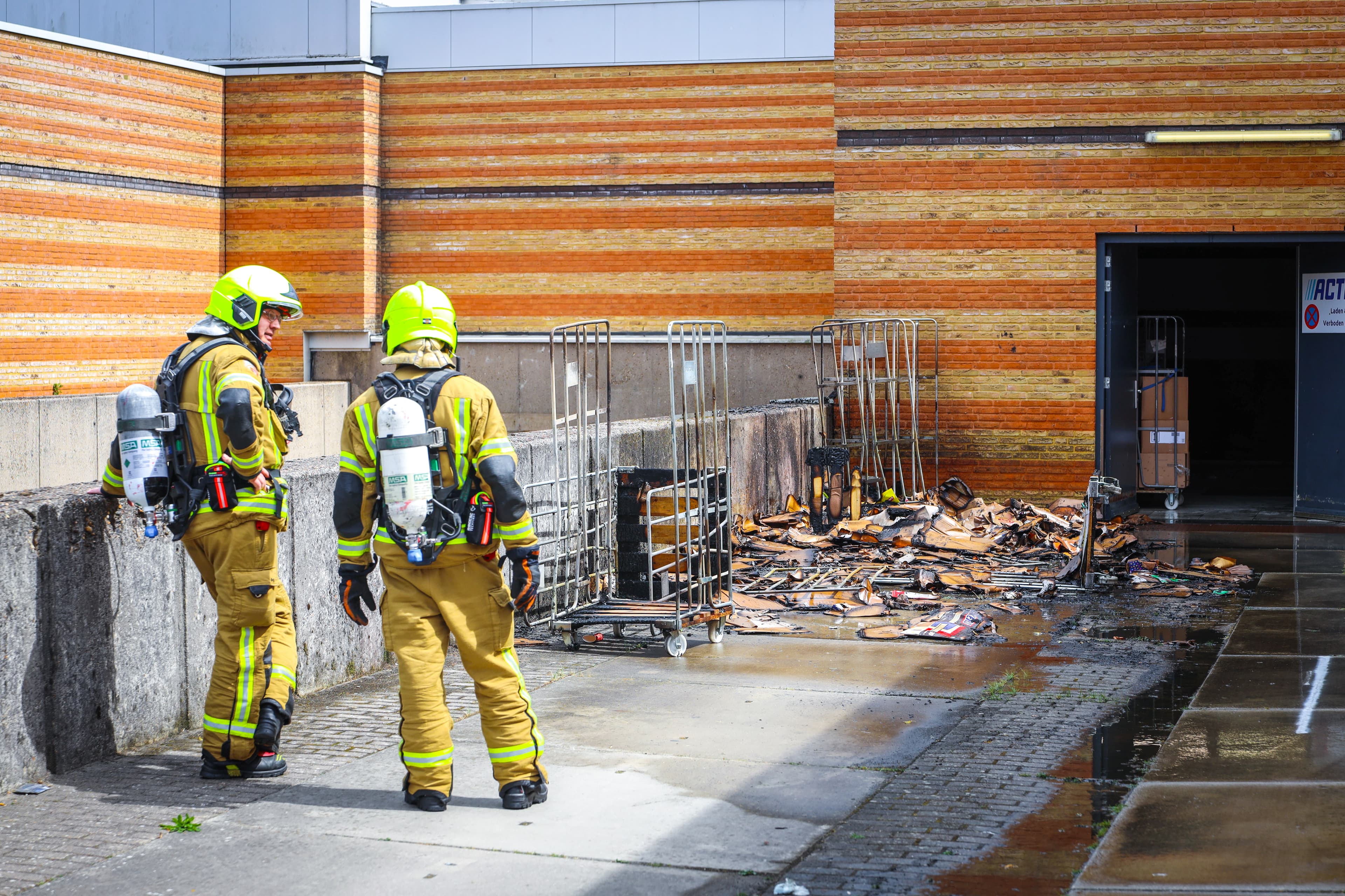Brand op laad- en losterrein Koningshoek leidt tot ontruiming van meerdere winkels in Maassluis