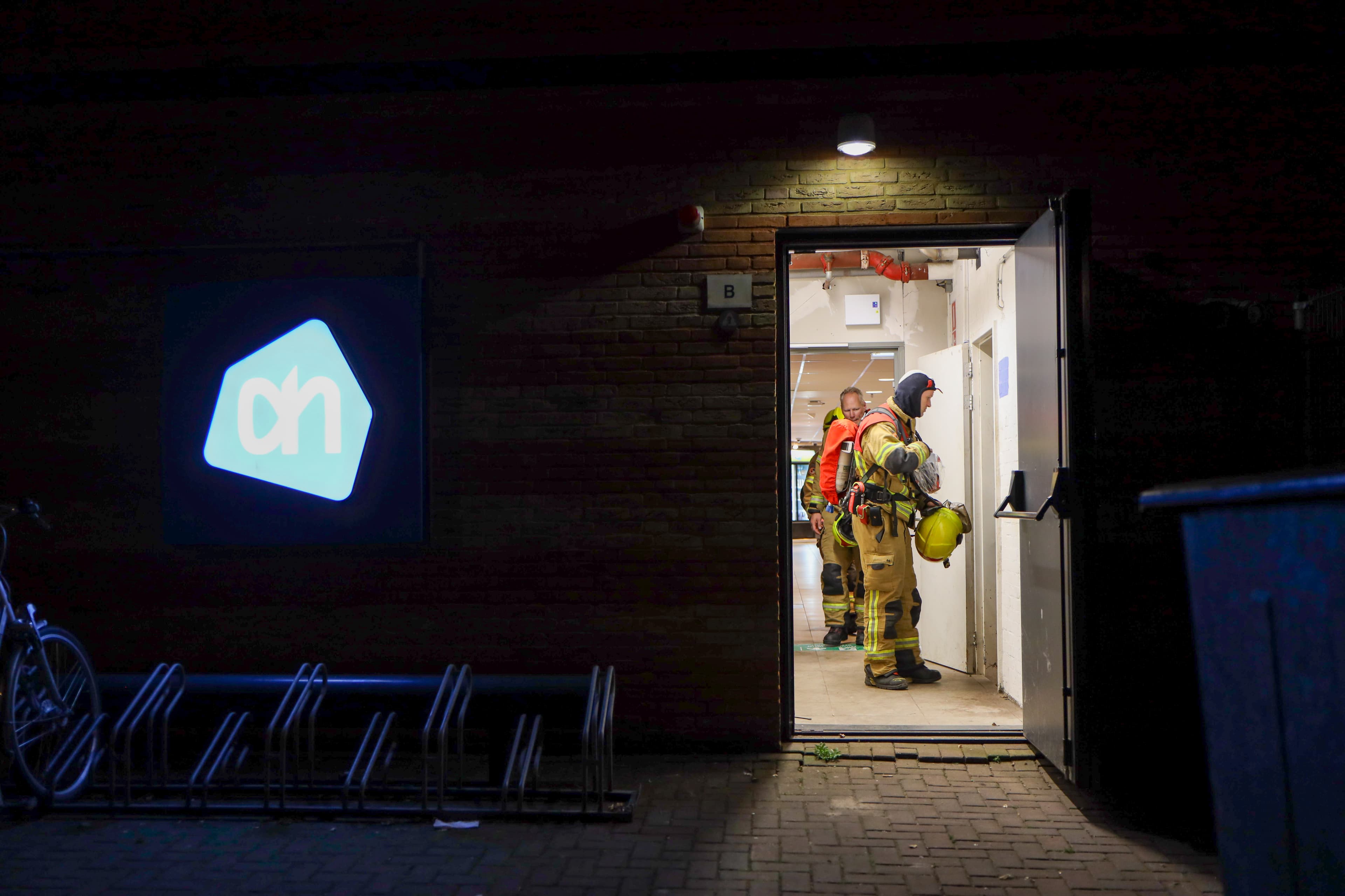 Brandweer rukt uit voor brandmelding bij Albert Heijn in Koningshoek