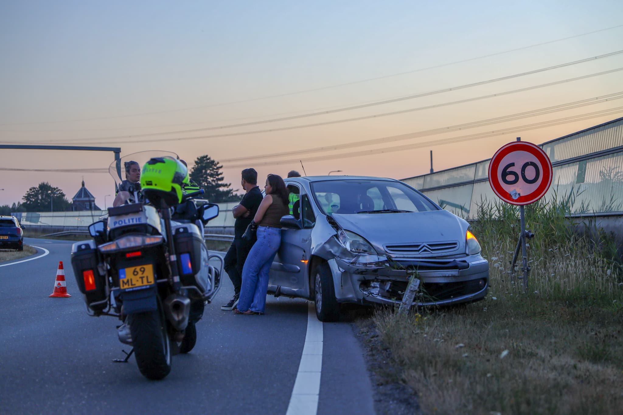 Auto spint en komt dwars op N220 tot stilstand bij Maasdijk