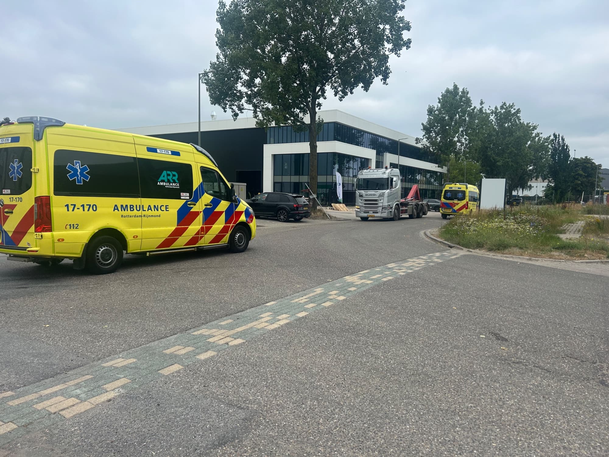Vrachtwagenchauffeur overleden na ernstig bedrijfsongeval aan Nieuwe Waterwegstraat in Schiedam