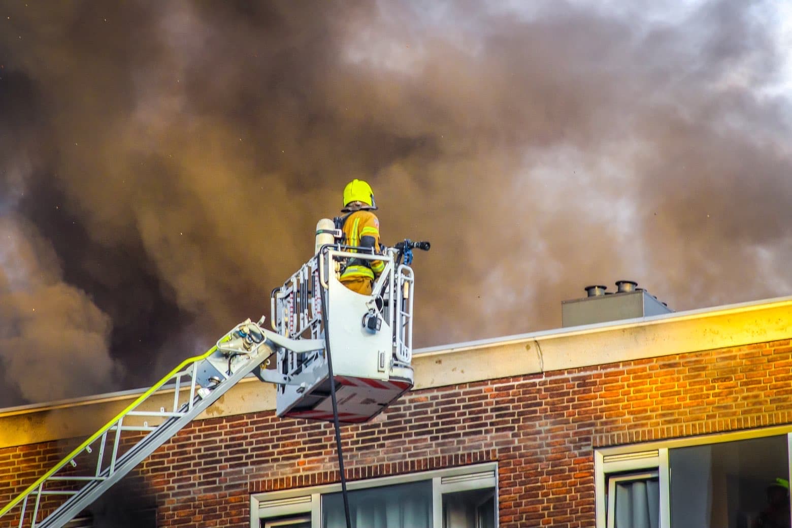 Grote rookwolken bij brand in een flat aan de Stadhoudersweg in Rotterdam