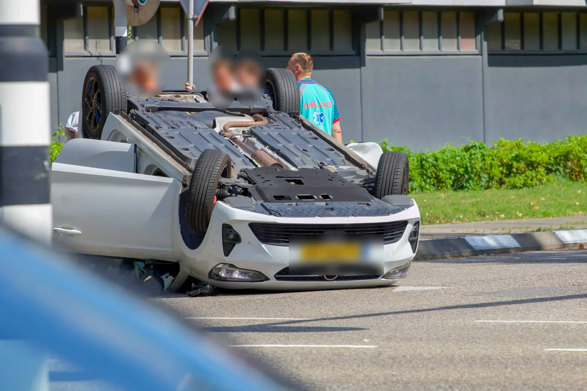 Auto belandt op zijn kop na aanrijding op kruising Holysingel in Vlaardingen