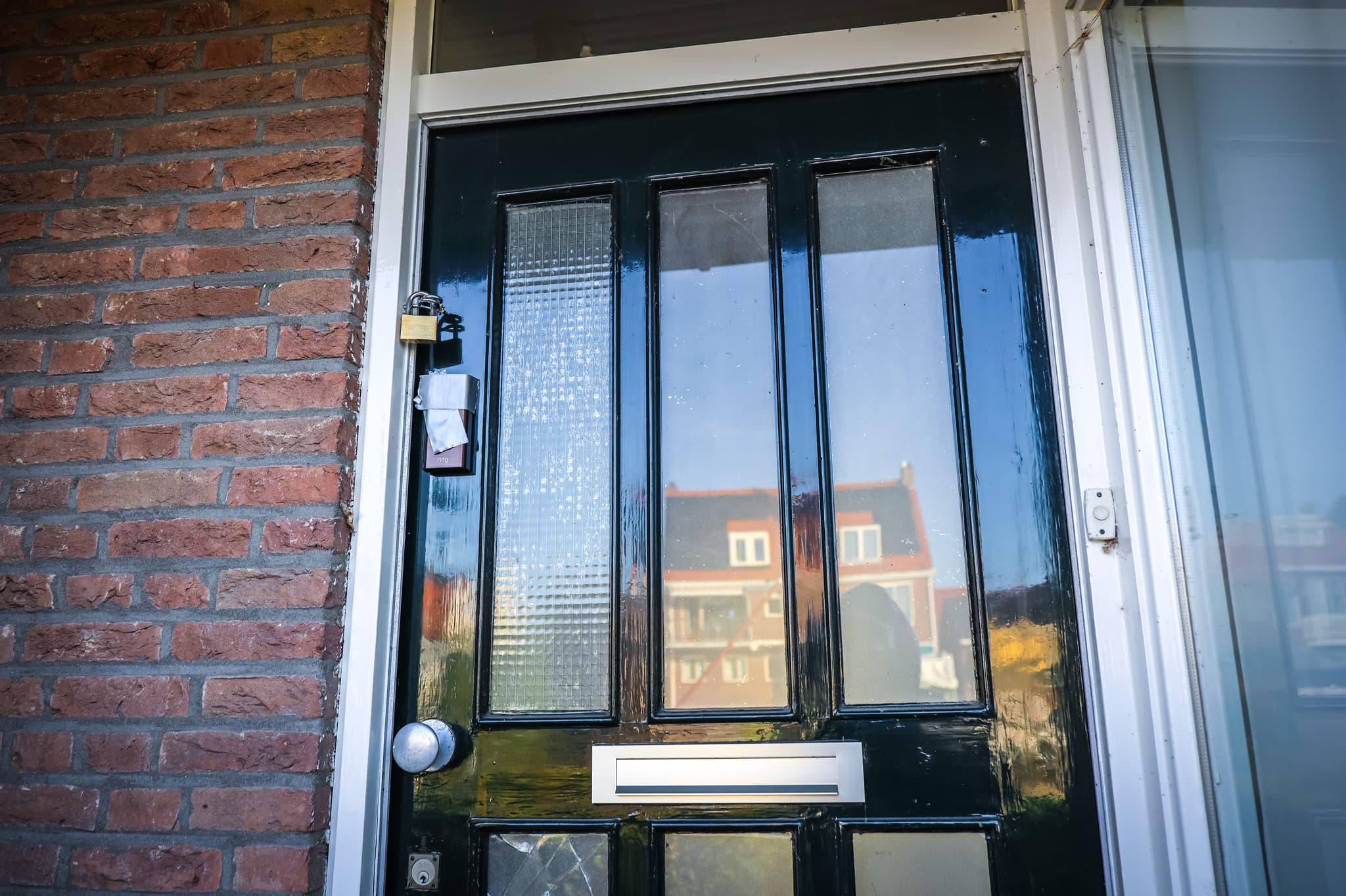 DSI valt woning binnen na vuurwapenmelding in Maassluis