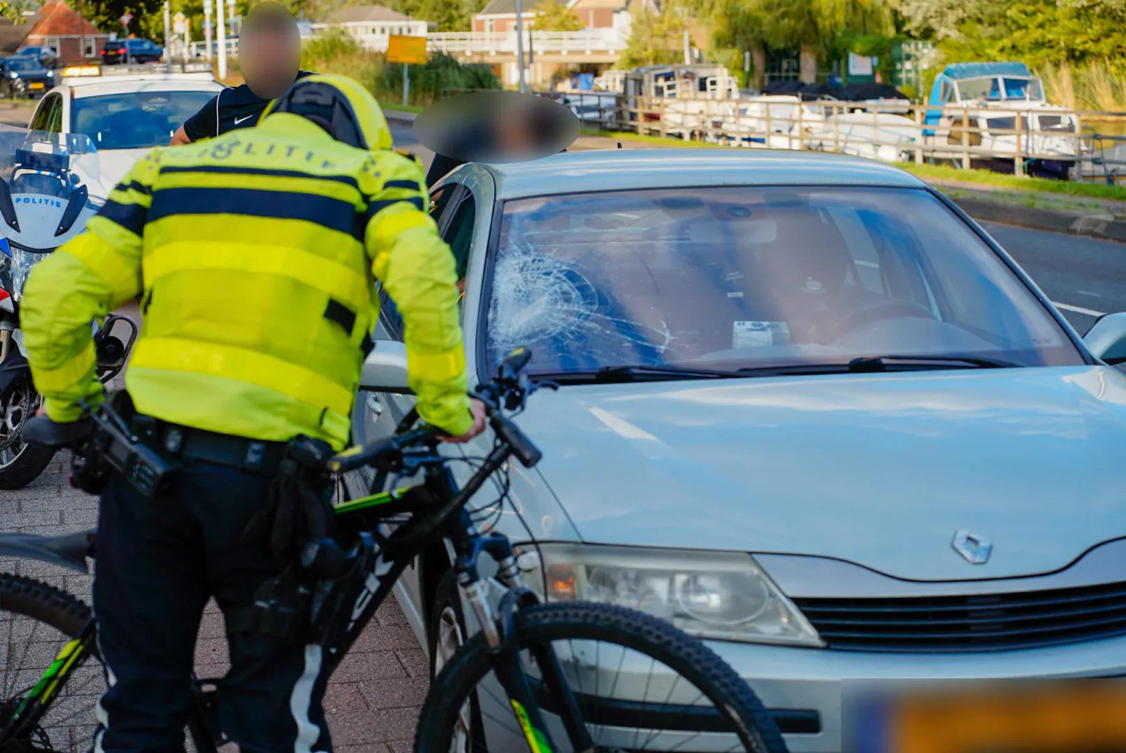 Fietser belandt op voorruit van auto bij aanrijding op Maassluiseweg in Maasland
