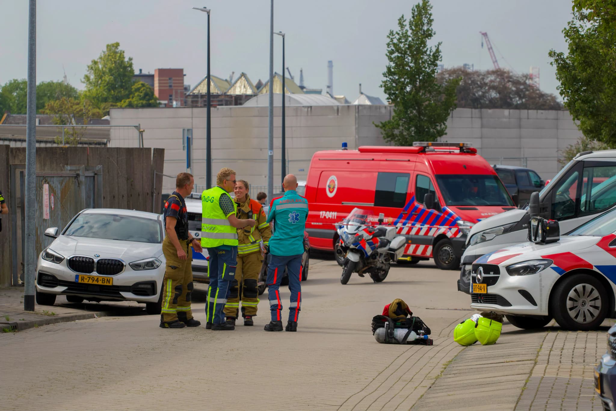 Onbekende vaten en ethanol aangetroffen in loods aan de Cleeffstraat in Schiedam