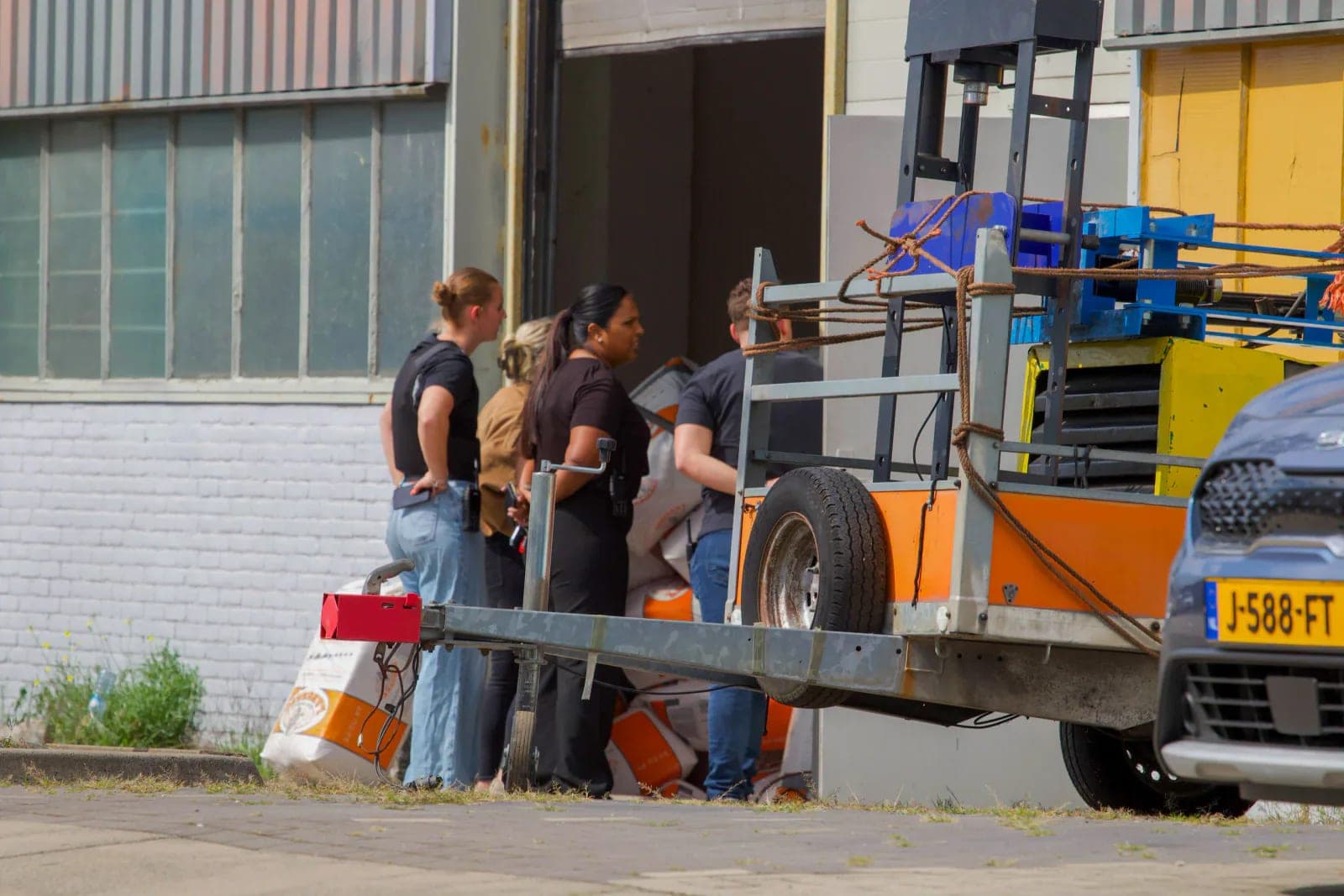 Onbekende vaten en ethanol aangetroffen in loods aan de Cleeffstraat in Schiedam