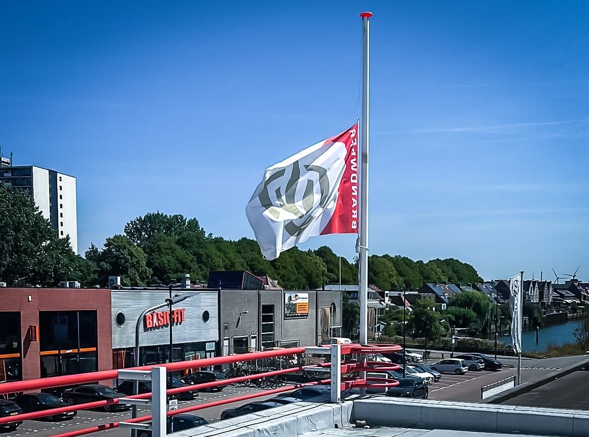 Brandweerkazerne Maassluis zet vlag halfstok na overlijden brandweerman