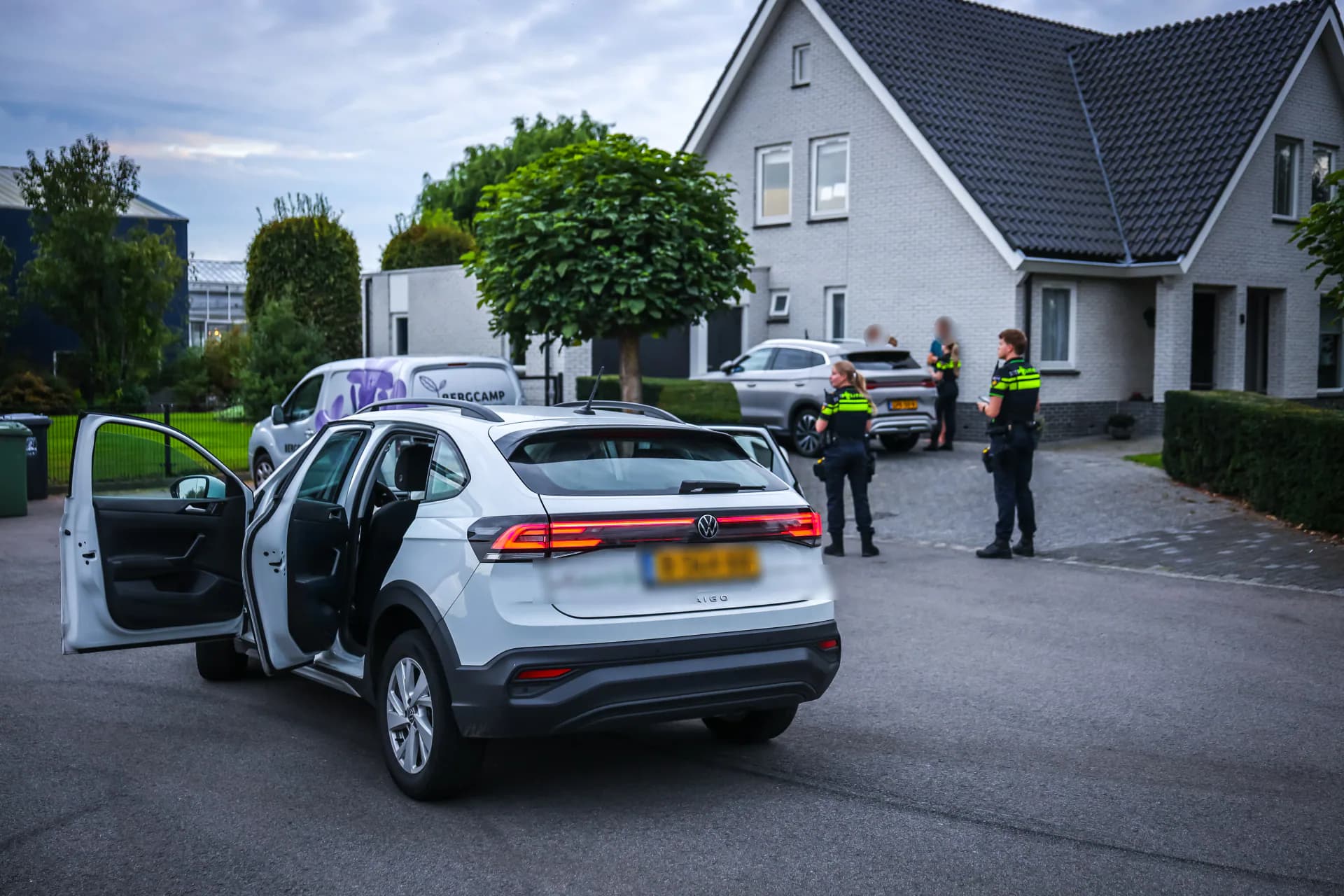 Voertuig botst tegen betonblok op Oudecampsweg in De Lier