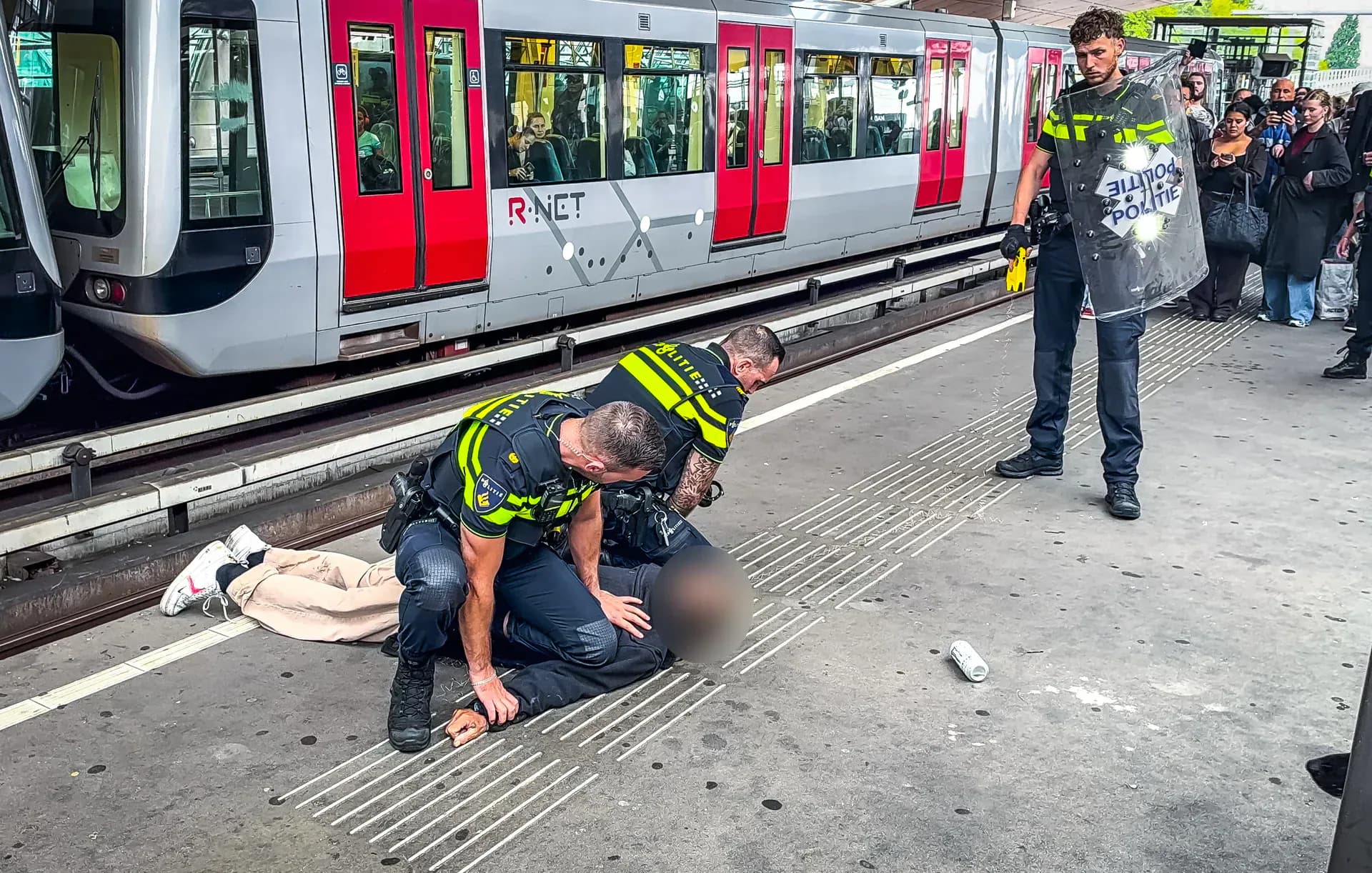 Man met mes twee keer getaserd op metrostation Schiedam Centrum