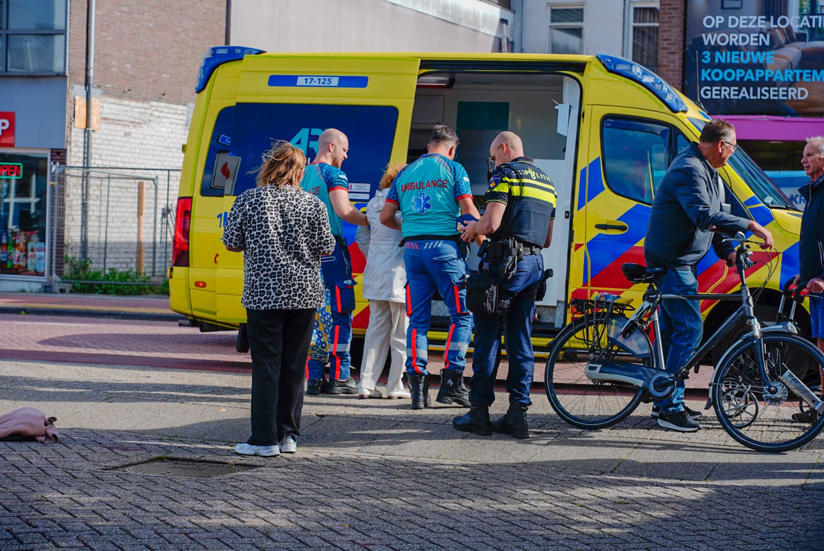 Oudere vrouw komt hard ten val bij uitwijkmanoeuvre op Nieuwe Schoolstraat in Maassluis