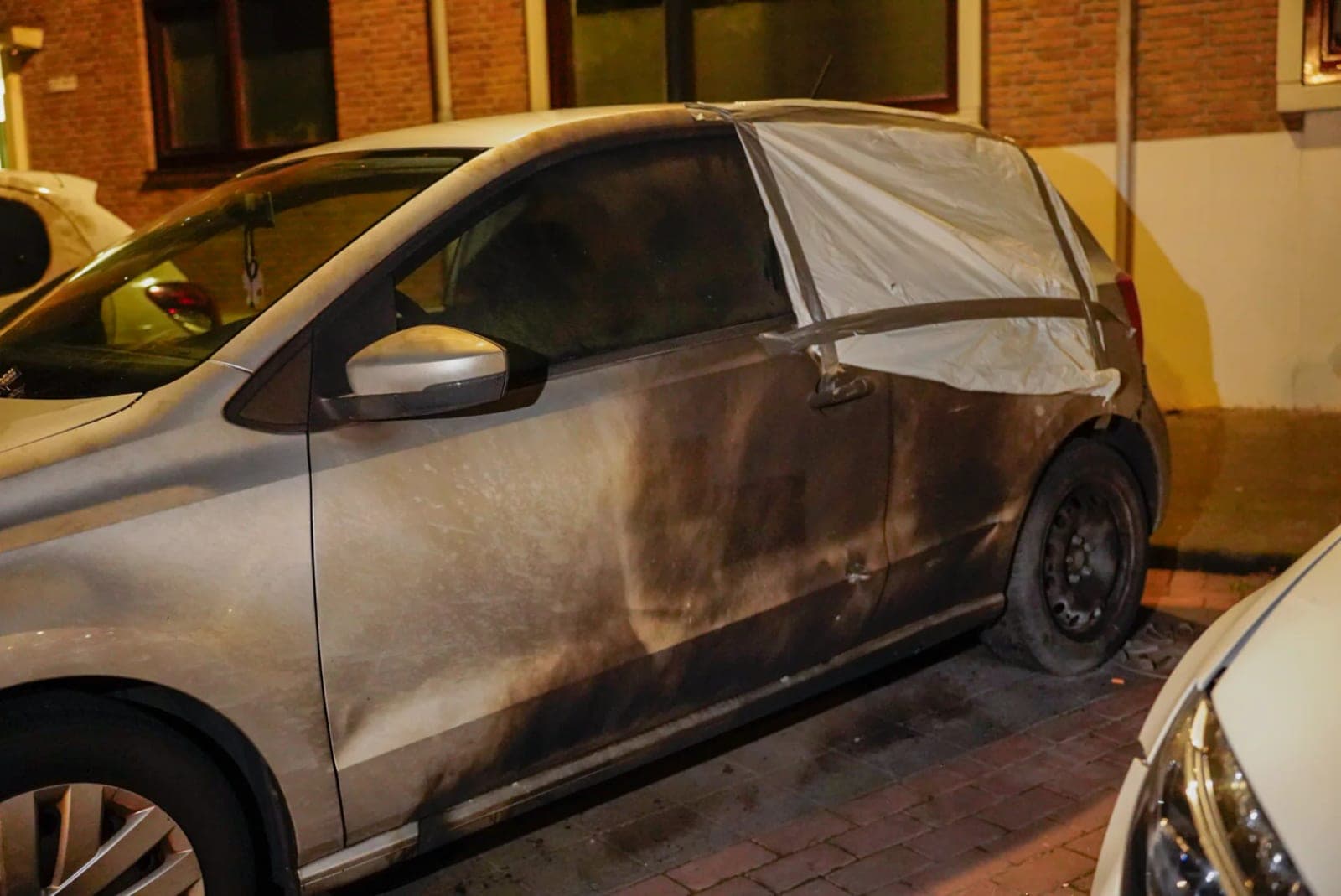 Harde explosie op Mendelssohnplein in Vlaardingen beschadigt meerdere auto's