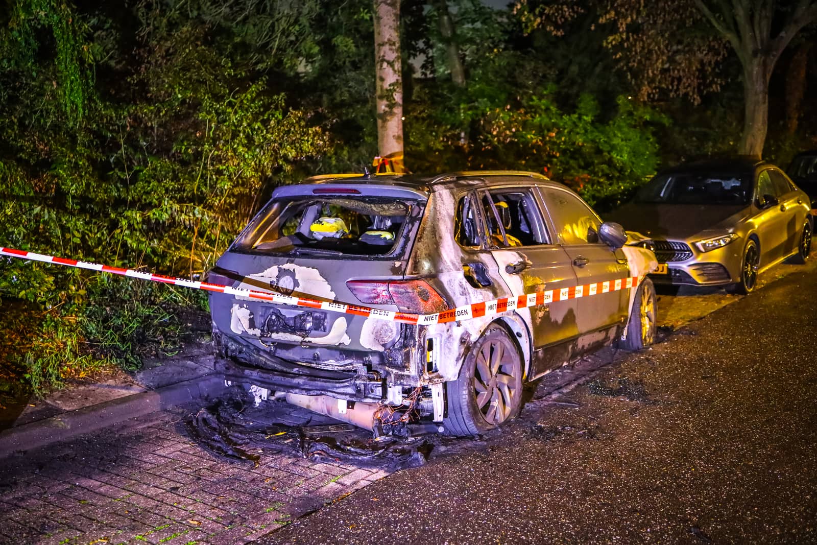Auto volledig uitgebrand aan de Veverij in Maassluis