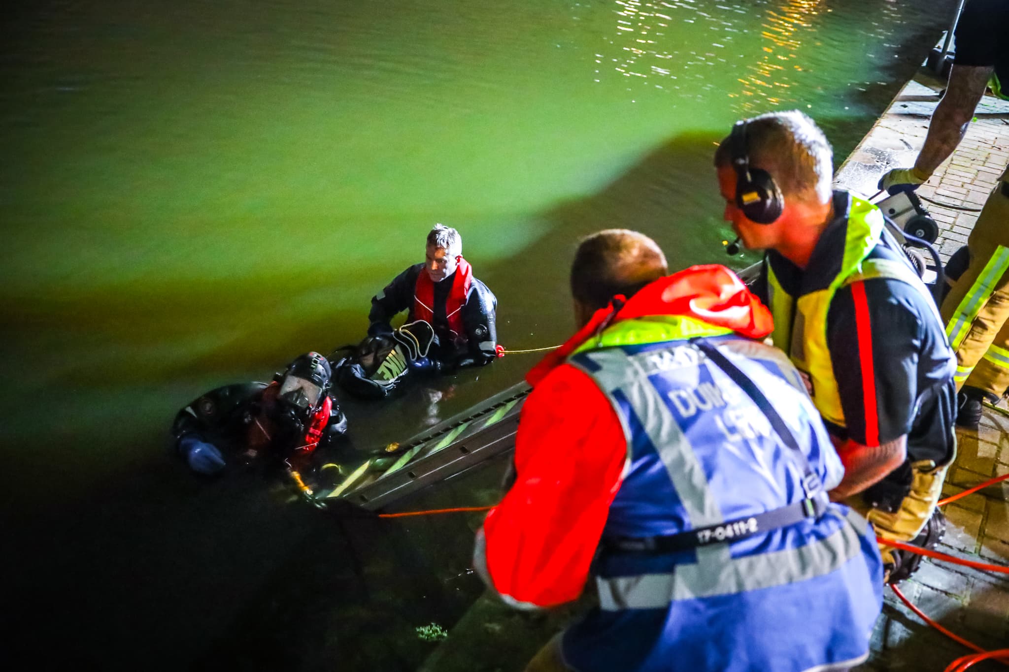 Auto vliegt met hoge snelheid het water in bij de Nieuwe Haven in Schiedam