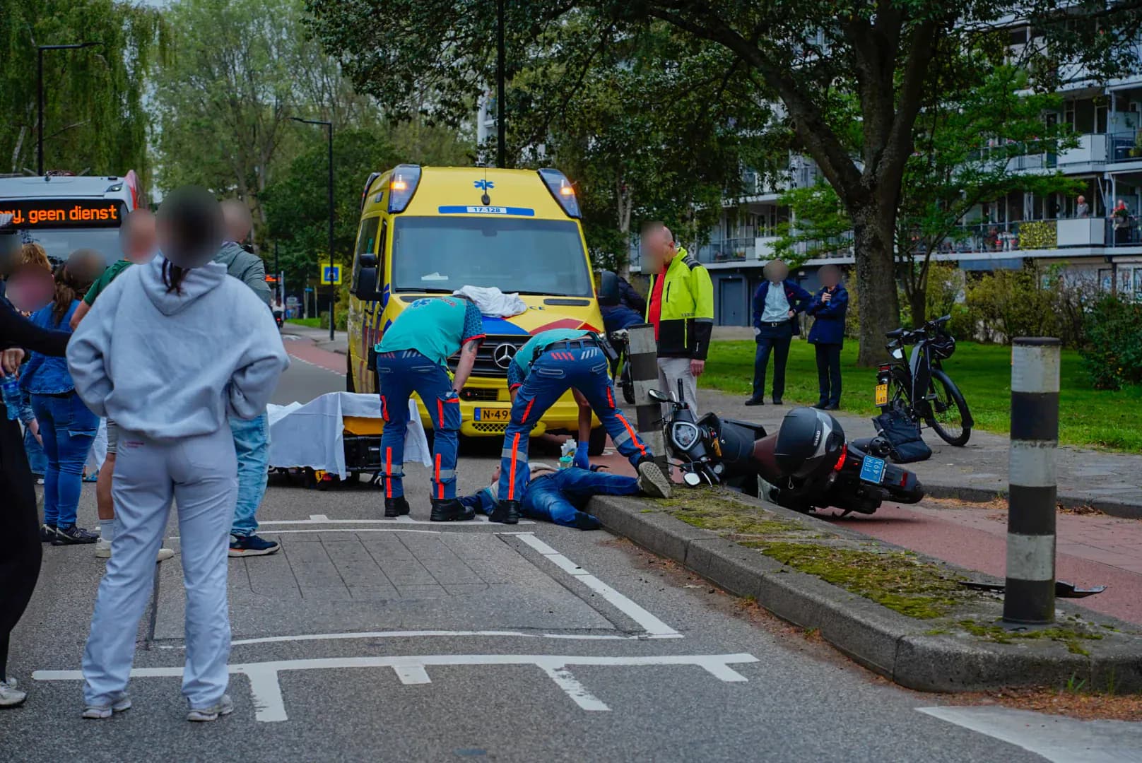 Scooterrijder flink gewond na val op Dillenburgsingel in Vlaardingen