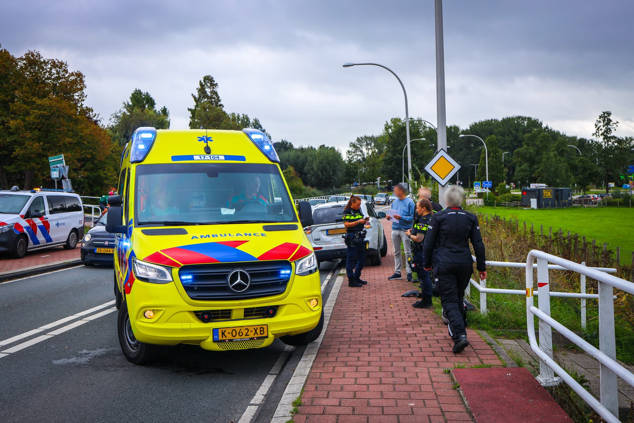 Aanrijding tussen motor en auto op de Oude Veiling in Maasland