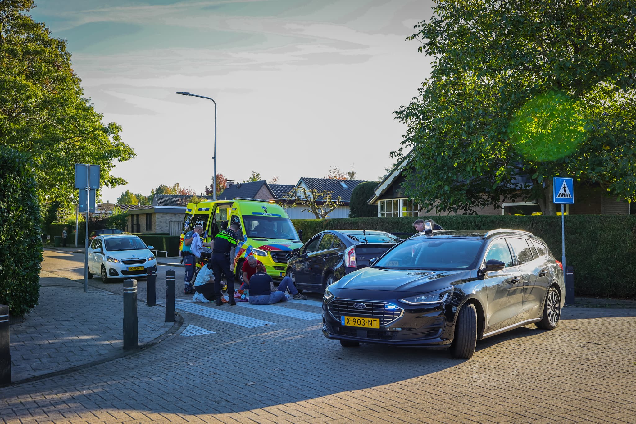 Voetganger gewond aan hoofd na botsing met auto aan de Koningin Julianaweg in Maasland