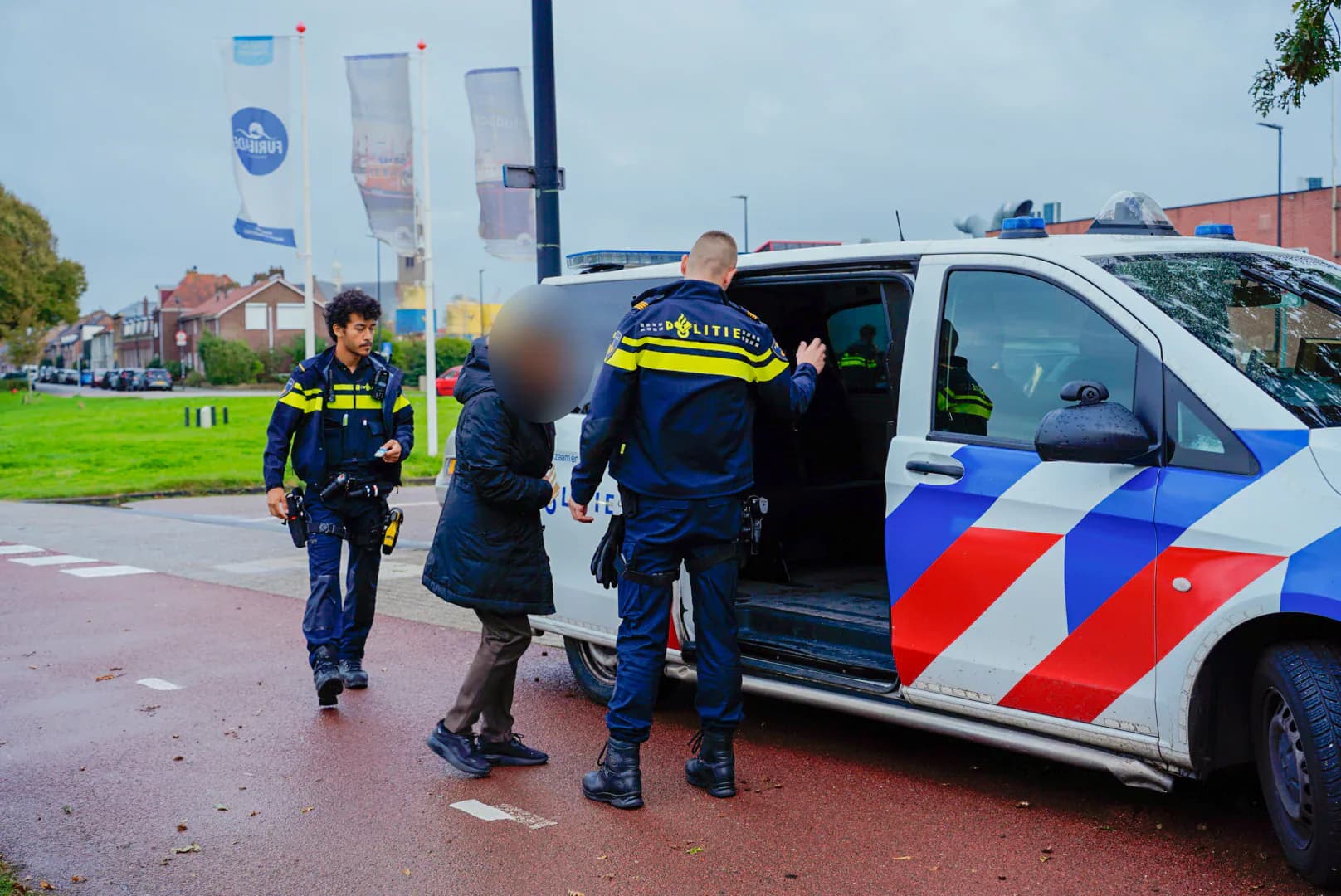 Bestuurder aangehouden na ongeval met lichte schade op de Noorddijk in Maassluis