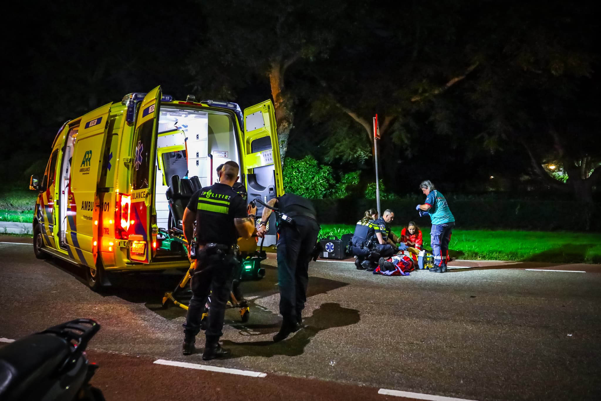 Scooterrijder zwaargewond na harde klap tegen wegversmalling op de Ary Prinslaan in Schiedam