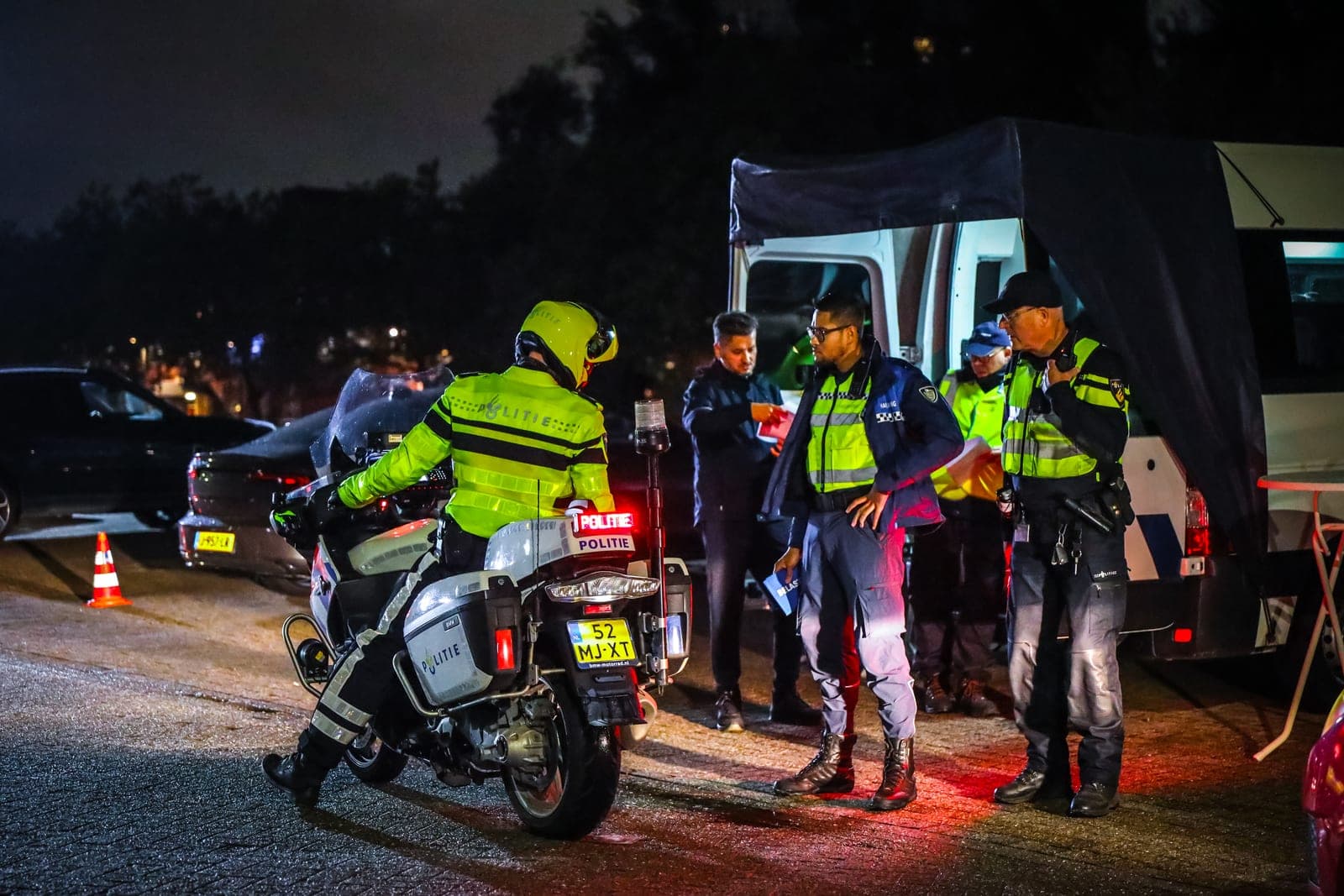 Grote controle in Vlaardingse Oostwijk: acht aanhoudingen, wapens en ruim een ton geïnd