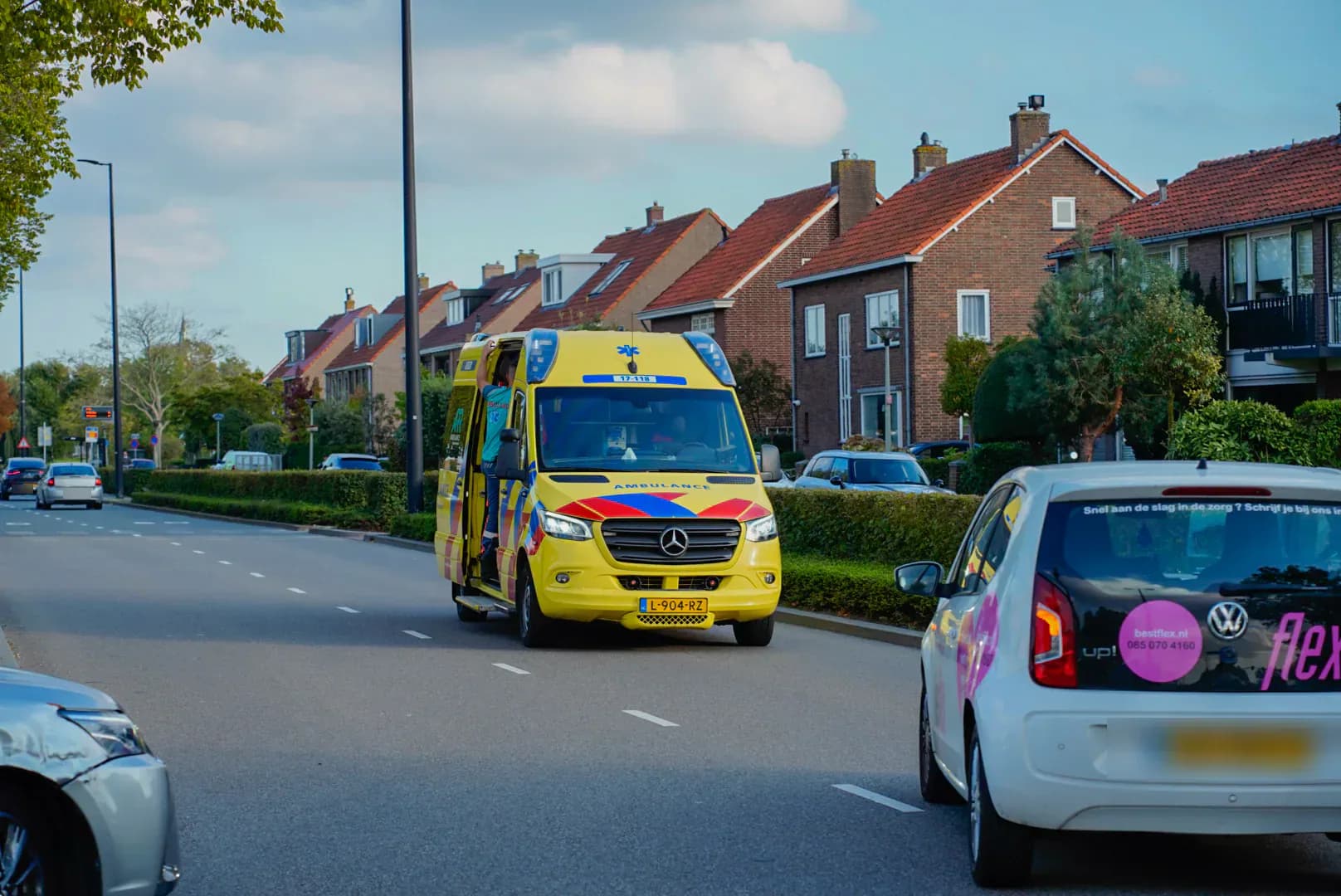 Scooterrijder raakt gewond na voorrangsfout op de Westlandseweg in Vlaardingen