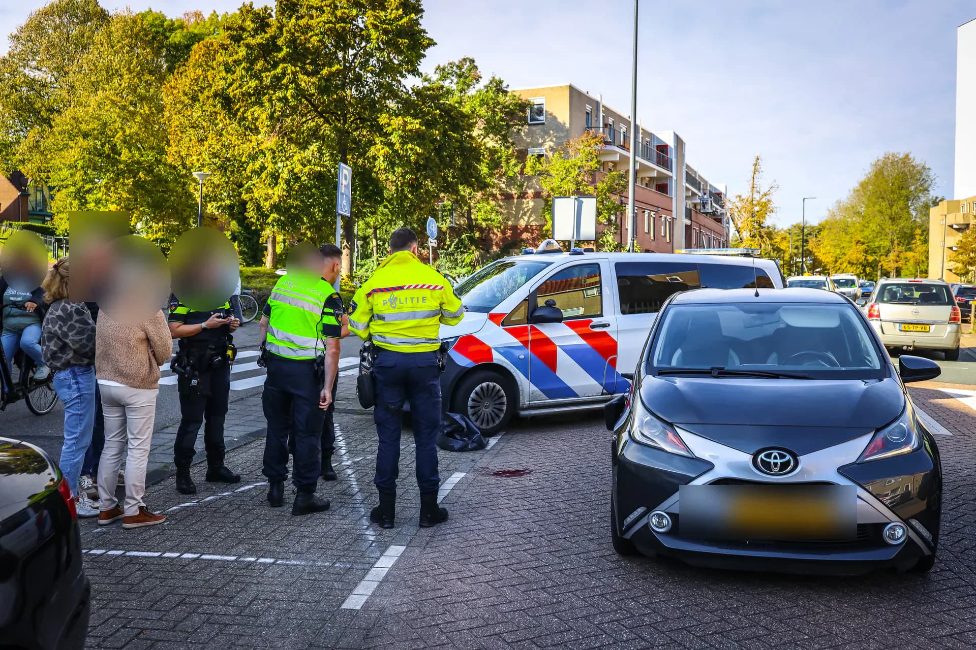 Flinke hoofdwond na aanrijding tussen auto en voetganger op Wagenstraat in Maassluis