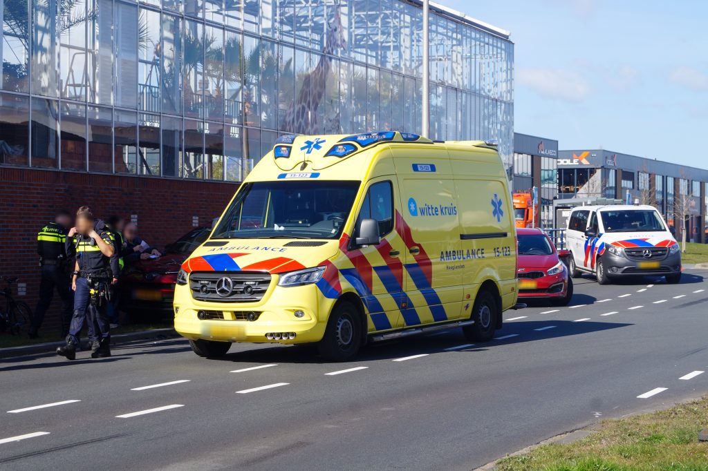 Auto flink beschadigd bij aanrijding met vrachtwagen op Honderland, Maasdijk