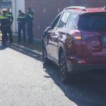 Auto flink beschadigd bij aanrijding met vrachtwagen op Honderland, Maasdijk
