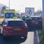 Auto flink beschadigd bij aanrijding met vrachtwagen op Honderland, Maasdijk