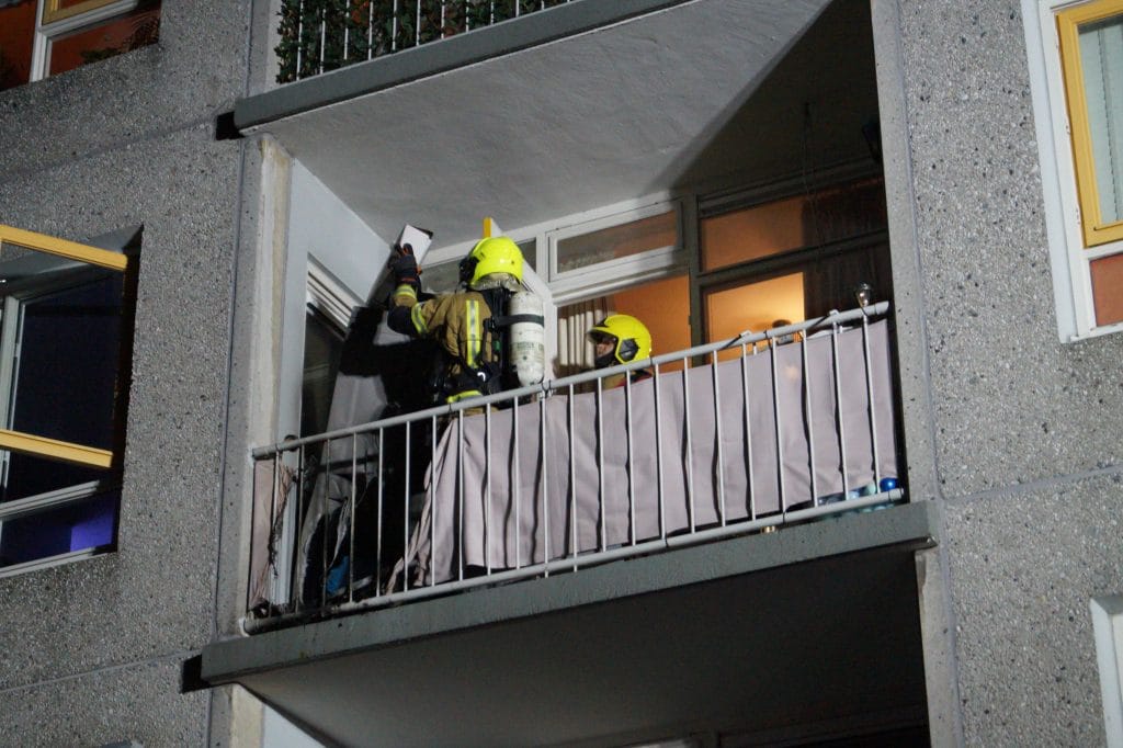 Brandweer blust snel balkonbrand aan Van Ostadestraat in Maassluis