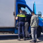 Verkeersongeval op Schenkeldijk Maassluis: Bakwagen en auto botsen, geen letsel in het spel