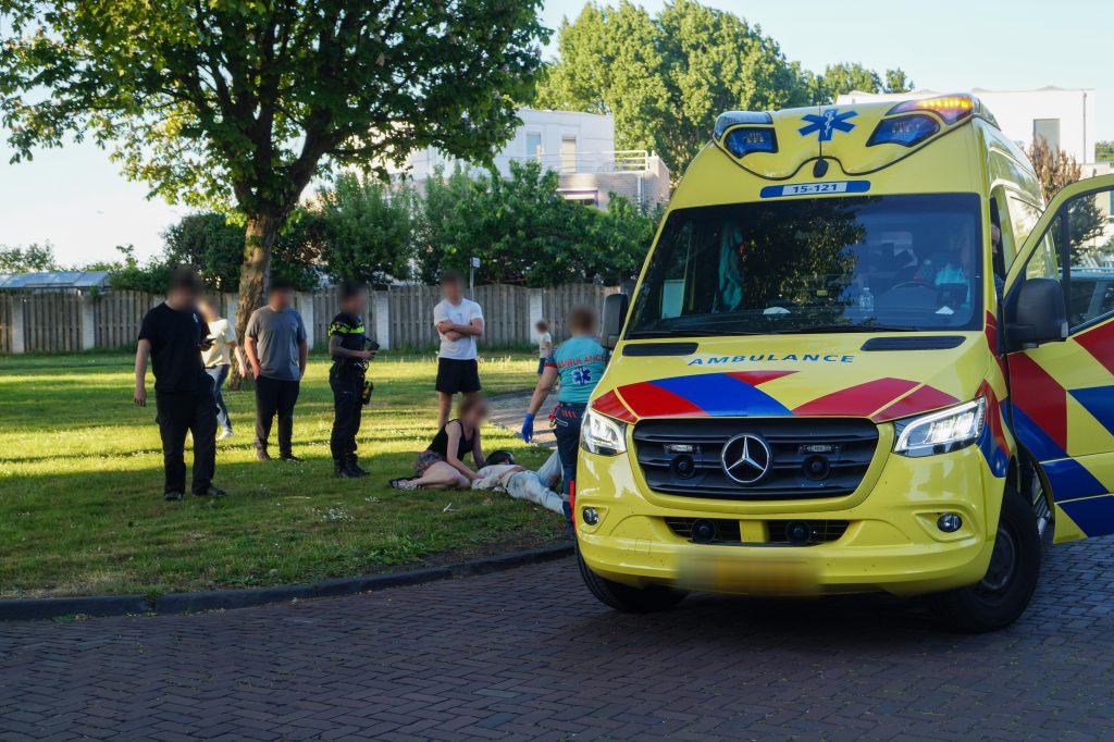 Scooter en auto botsen op kruising Iependal en Kastanjedal in Maassluis