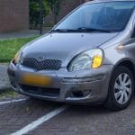 Scooter en auto botsen op kruising Iependal en Kastanjedal in Maassluis