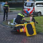 Scooter en auto botsen op kruising Iependal en Kastanjedal in Maassluis