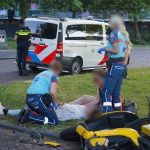 Scooter en auto botsen op kruising Iependal en Kastanjedal in Maassluis