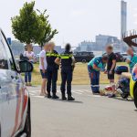 Twee lichtgewonden bij ongeval tussen scooter en auto op de Maassluissedijk in Vlaardingen