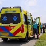Twee lichtgewonden bij ongeval tussen scooter en auto op de Maassluissedijk in Vlaardingen