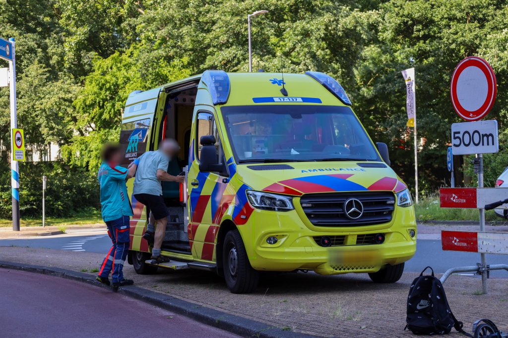 Fietser gewond bij aanrijding met auto op rotonde Rozenlaan in Maassluis