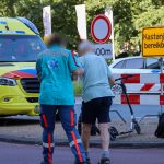 Fietser gewond bij aanrijding met auto op rotonde Rozenlaan in Maassluis