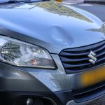 Fietser gewond bij aanrijding met auto op rotonde Rozenlaan in Maassluis