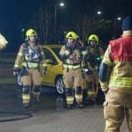 Brandweer blust autobrand, kortsluiting mogelijk oorzaak