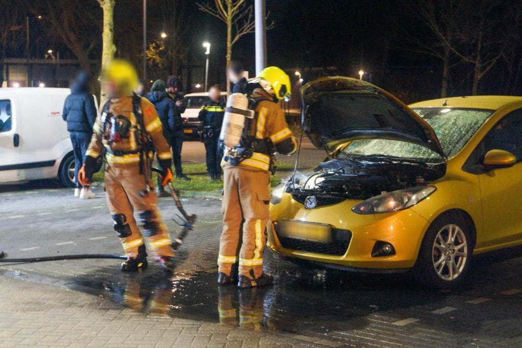 Brandweer blust autobrand, kortsluiting mogelijk oorzaak