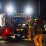 Brandweer blust autobrand, kortsluiting mogelijk oorzaak
