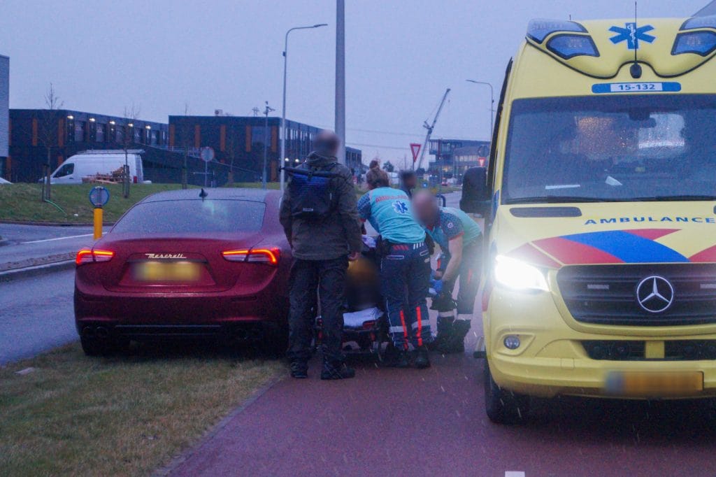Fietser gewond na aanrijding met scooter op Honderdland, dader doorgereden