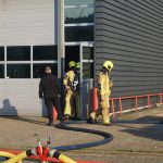 Grote brand in leegstaand pand op industrieterrein, zwarte rook boven A20